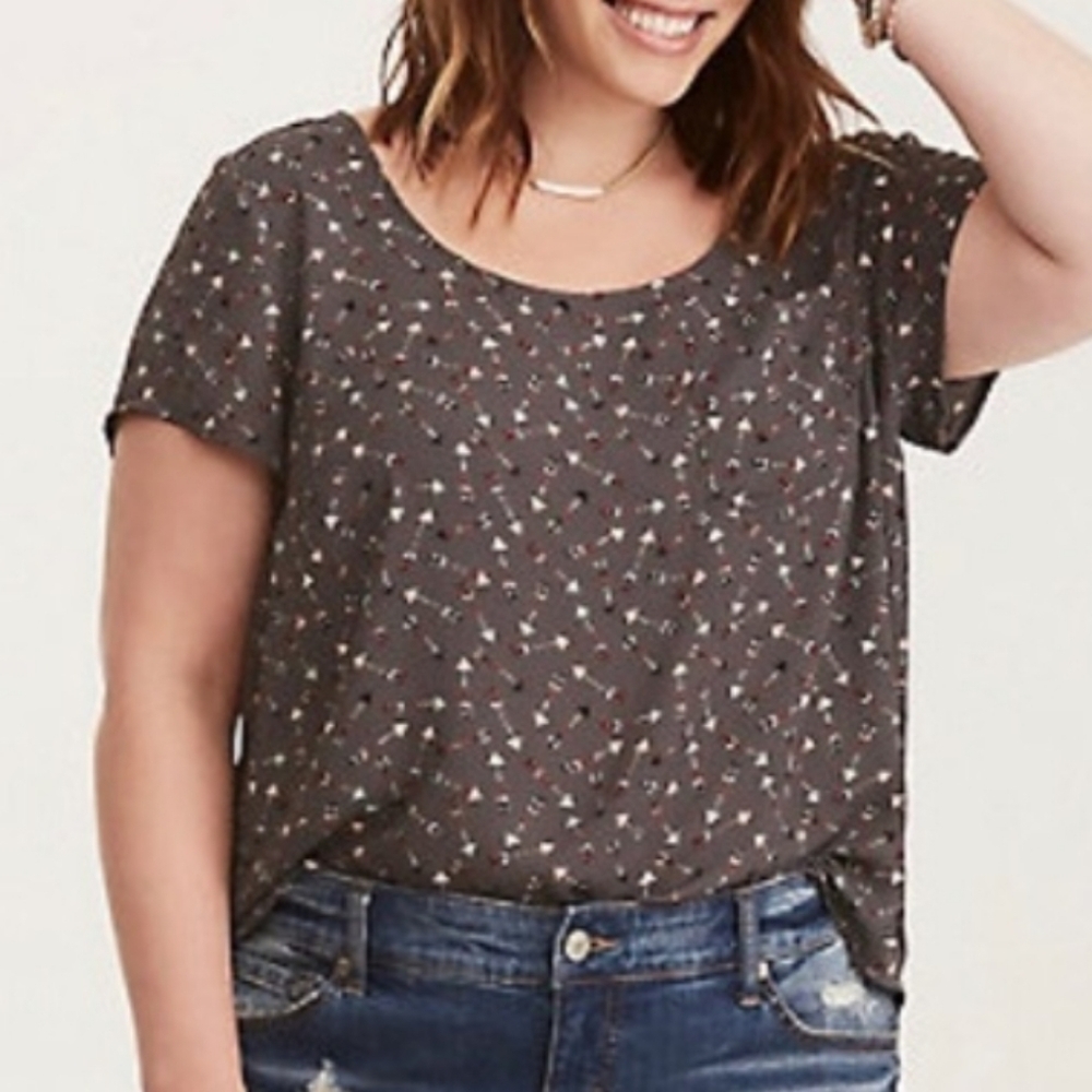 Torrid Novelty Gray Size 2 Flowy Arrow Print Short Sleeve Button Back Blouse Top